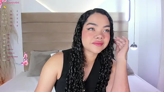 ValerieDiaz  online show from February 4, 2025, 12:00 pm