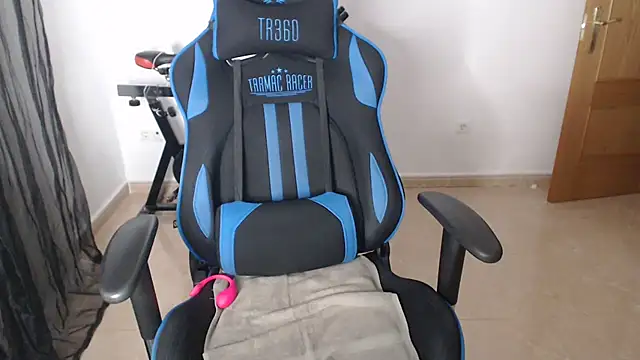 Snapshot of LARACRUZ30 chatting on February 14, 2026, 6:54 am LARACRUZ30 online show from February 14, 2026, 6:54 am