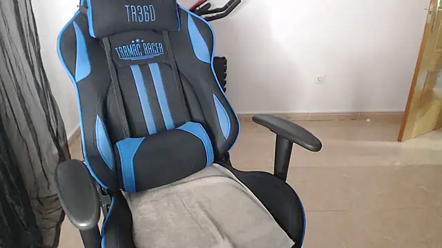 Snapshot of LARACRUZ30 chatting on February 15, 2026, 7:38 am LARACRUZ30 online show from February 15, 2026, 7:38 am