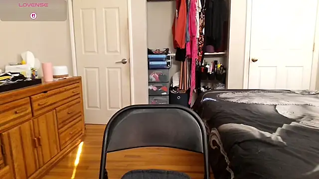 julimonroe online show from November 18, 2025, 6:56 pm