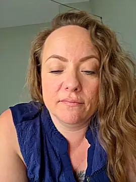 Snapshot of julimonroe chatting on April 18, 2026, 5:06 pm julimonroe online show from April 18, 2026, 5:06 pm