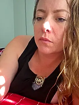 Snapshot of julimonroe chatting on April 21, 2026, 2:45 pm julimonroe online show from April 21, 2026, 2:45 pm