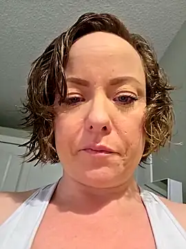 Snapshot of julimonroe chatting on May 5, 2026, 2:14 pm julimonroe online show from May 5, 2026, 2:14 pm