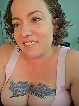 Snapshot of julimonroe chatting on May 17, 2026, 12:30 am julimonroe online show from May 17, 2026, 12:30 am