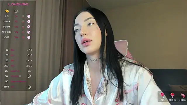 JenniferQueen11 online show from January 7, 2025, 7:20 am