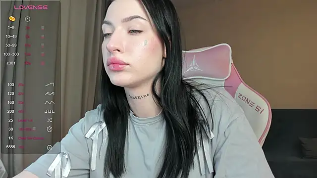 JenniferQueen11 online show from January 17, 2025, 5:51 pm