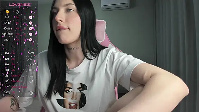 JenniferQueen11 online show from February 15, 2025, 2:22 pm