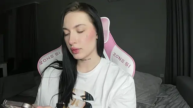 JenniferQueen11 online show from March 16, 2025, 1:27 pm