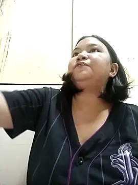 Snapshot of milkytitsmom4u chatting on October 3, 2025, 2:30 am milkytitsmom4u online show from October 3, 2025, 2:30 am