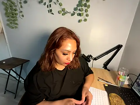 linalooove online show from September 11, 2025, 5:57 pm