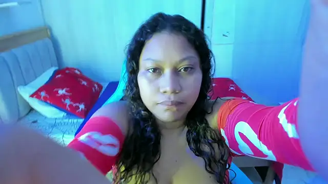 Lunastar02 online show from October 23, 2025, 1:32 pm