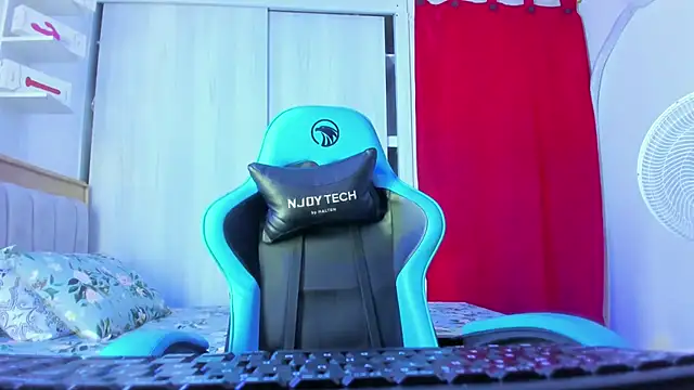 Lunastar02 online show from December 4, 2025, 9:12 pm