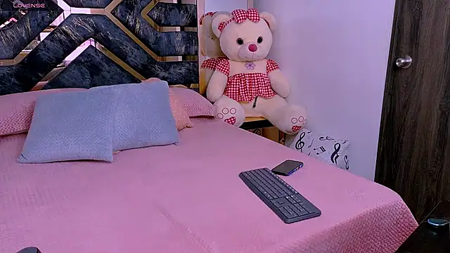 Snapshot of Tania_white89 chatting on May 22, 2026, 2:33 pm Tania white89 online show from May 22, 2026, 2:33 pm