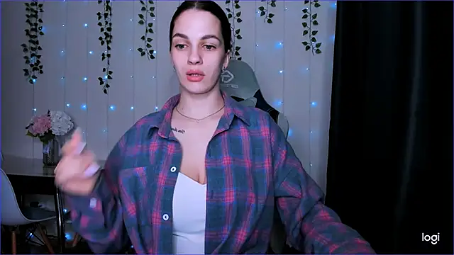 Snapshot of KarlaSim chatting on February 6, 2025, 9:28 pm KarlaSim online show from February 6, 2025, 9:28 pm