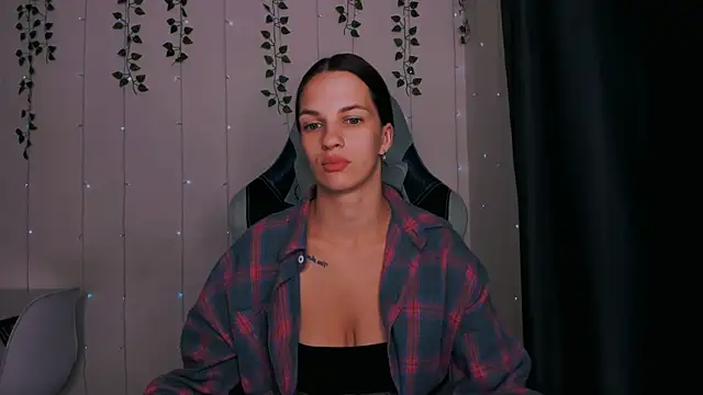 Snapshot of KarlaSim chatting on September 9, 2025, 5:51 am KarlaSim online show from September 9, 2025, 5:51 am