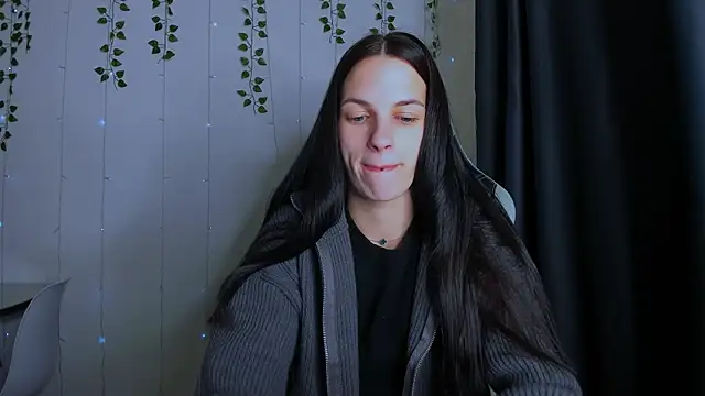 Snapshot of KarlaSim chatting on October 7, 2025, 4:37 pm KarlaSim online show from October 7, 2025, 4:37 pm