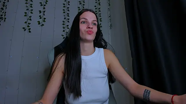 Snapshot of KarlaSim chatting on October 31, 2025, 8:43 pm KarlaSim online show from October 31, 2025, 8:43 pm