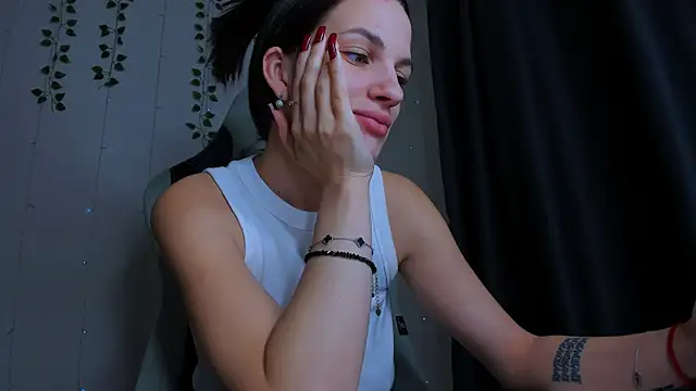 Snapshot of KarlaSim chatting on November 1, 2025, 8:49 am KarlaSim online show from November 1, 2025, 8:49 am