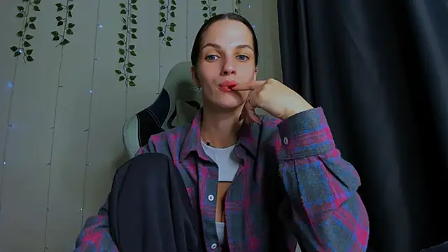 Snapshot of KarlaSim chatting on November 1, 2025, 8:55 pm KarlaSim online show from November 1, 2025, 8:55 pm