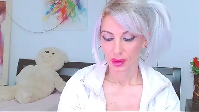 HoneyLara online show from February 4, 2026, 2:06 am