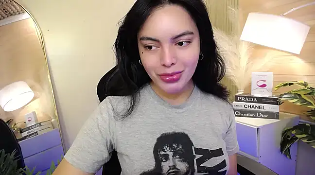 HotstuffCherrySummer online show from January 8, 2025, 6:09 am