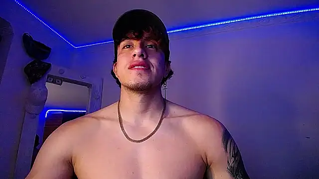 Snapshot of strongboy_ chatting on January 9, 2025, 3:36 am strongboy online show from January 9, 2025, 3:36 am