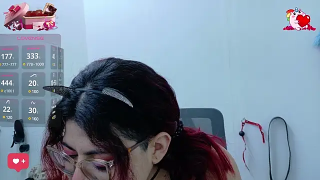 Catwhite  online show from February 18, 2025, 12:39 pm