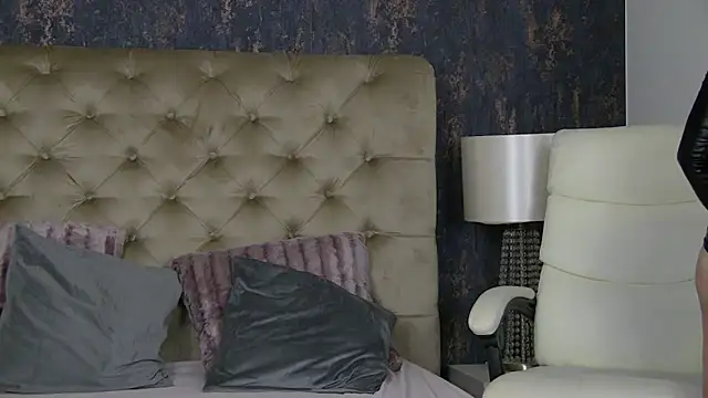 AriaRussell online show from April 6, 2026, 3:57 pm