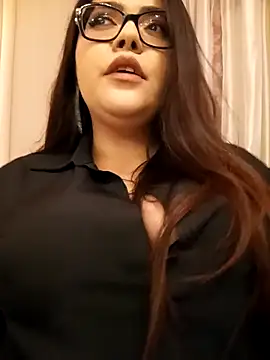 Snapshot of AriaRussell chatting on April 17, 2026, 7:28 pm AriaRussell online show from April 17, 2026, 7:28 pm