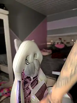 Sam Thompsoon  online show from November 14, 2025, 2:54 am