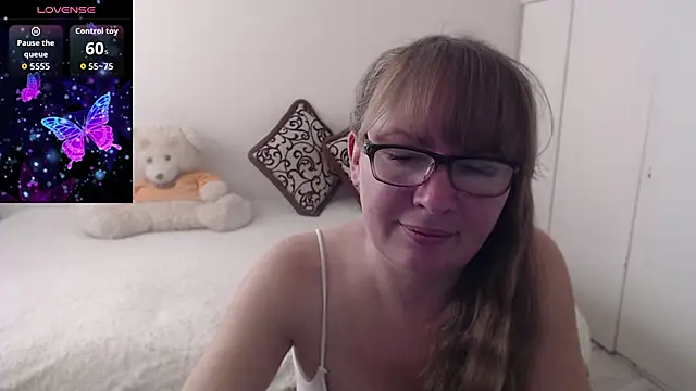 Snapshot of MargotLot chatting on November 18, 2025, 5:01 am MargotLot online show from November 18, 2025, 5:01 am