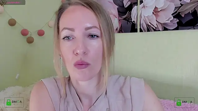 Snapshot of Queenymel chatting on December 4, 2024, 3:43 pm Queenymel online show from December 4, 2024, 3:43 pm