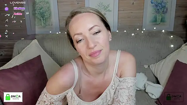 Snapshot of Queenymel chatting on October 22, 2025, 3:45 pm Queenymel online show from October 22, 2025, 3:45 pm