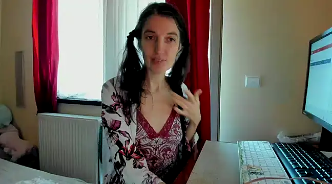 Snapshot of AliceisHome chatting on January 5, 2025, 10:32 am AliceisHome online show from January 5, 2025, 10:32 am