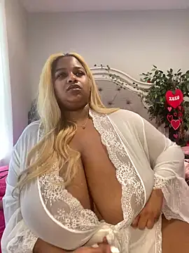 Snapshot of BigFineSelena chatting on February 5, 2025, 7:20 pm BigFineSelena online show from February 5, 2025, 7:20 pm