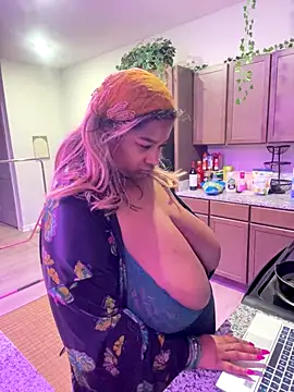 Snapshot of BigFineSelena chatting on December 23, 2025, 12:41 am BigFineSelena online show from December 23, 2025, 12:41 am