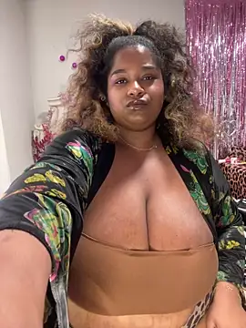 Snapshot of BigFineSelena chatting on February 6, 2026, 1:14 pm BigFineSelena online show from February 6, 2026, 1:14 pm