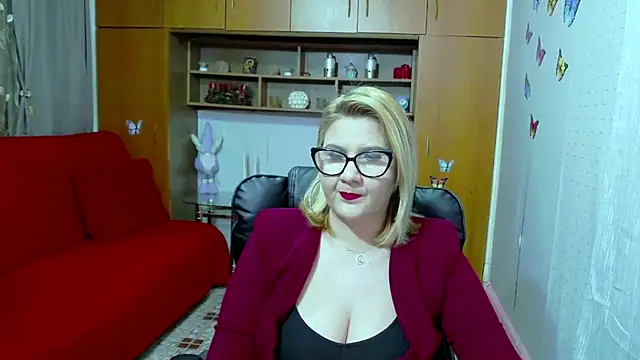 LucilleFenlys online show from February 26, 2025, 9:05 pm