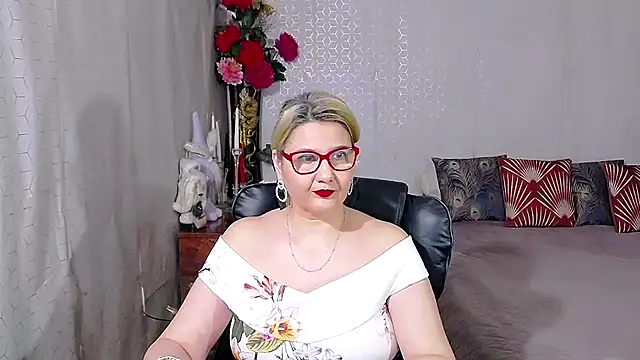 LucilleFenlys online show from February 11, 2026, 11:54 pm