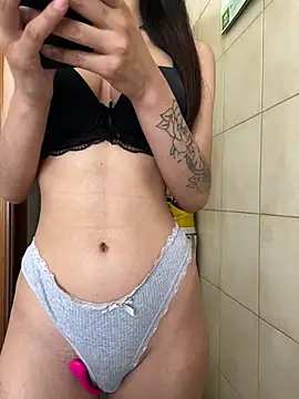 L000lita online show from June 26, 2026, 9:57 am
