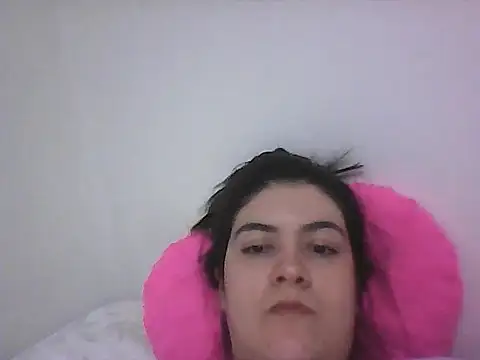 Snapshot of lauratobon chatting on June 17, 2026, 6:49 am lauratobon online show from June 17, 2026, 6:49 am