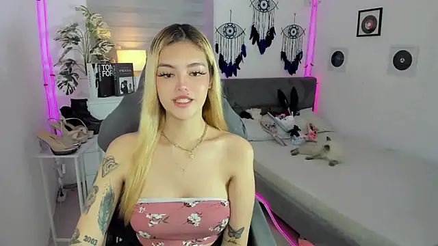 AlexandraMooree online show from January 13, 2026, 9:42 pm