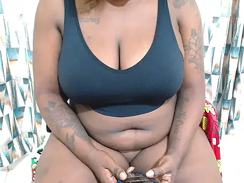 luna-thequeen online show from April 25, 2026, 1:41 pm