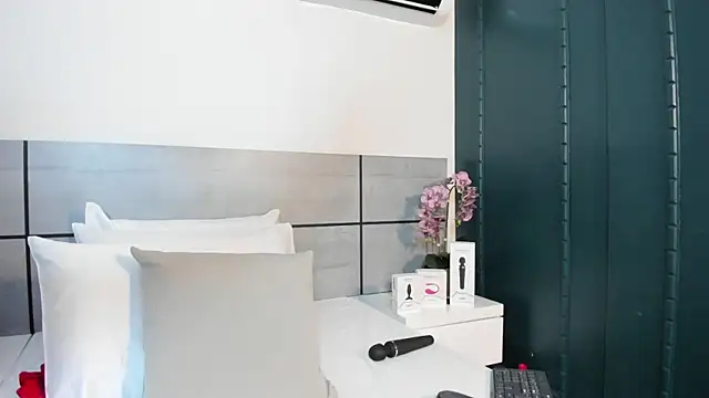 Snapshot of EmmaSmith2 chatting on December 20, 2025, 2:40 am EmmaSmith2 online show from December 20, 2025, 2:40 am