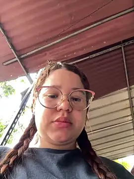 Lucyklein2022 online show from March 20, 2025, 1:59 pm