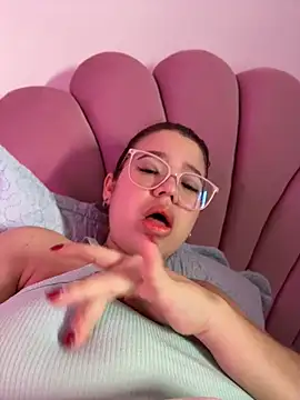 Lucyklein2022 online show from April 19, 2026, 6:10 pm