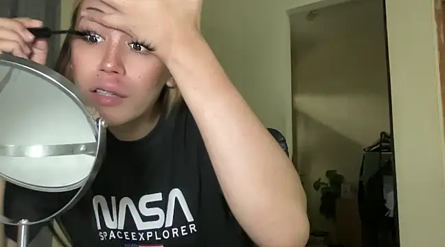 Snapshot of MeganTheRarest chatting on December 17, 2024, 2:23 am MeganTheRarest online show from December 17, 2024, 2:23 am