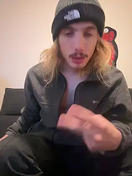 Snapshot of trippyski chatting on December 29, 2024, 8:11 am trippyski online show from December 29, 2024, 8:11 am