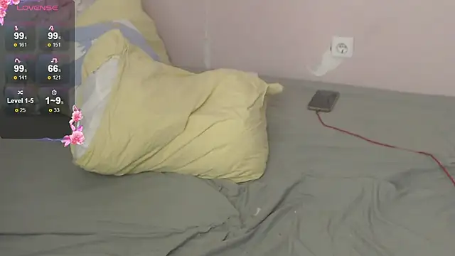 Snapshot of thecoldestmarch chatting on December 14, 2024, 4:12 am thecoldestmarch online show from December 14, 2024, 4:12 am