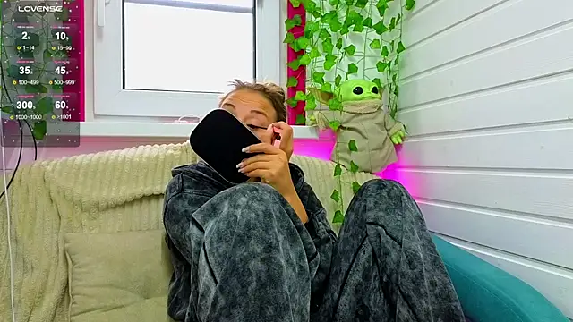 Snapshot of Misss_Vikk chatting on September 20, 2025, 6:25 am Misss Vikk online show from September 20, 2025, 6:25 am